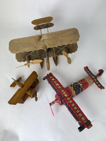 3 Aviões artesanato em madeira.