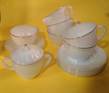 Seis chávenas de chá e açucareiro