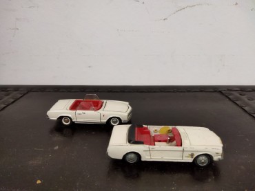 Duas miniaturas Ford Mustang e Mercedes benz 230 SL