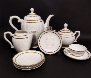 Cafeteira, leiteira, açucareiro, chávena e cinco pires