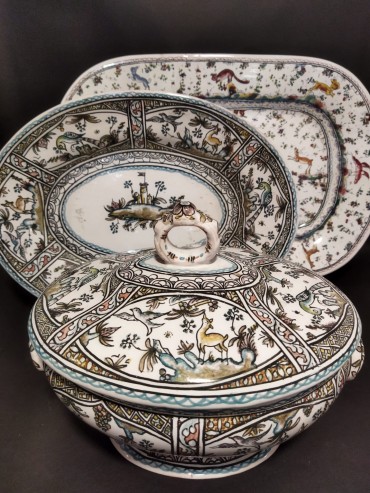 Duas travessas e terrina com tampa