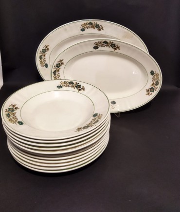 Duas travessas e onze pratos