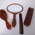 Escova de cabelo, pente, espelho de mão e escova de fato 