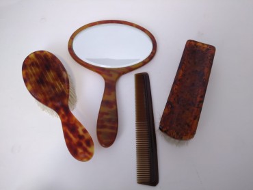 Escova de cabelo, pente, espelho de mão e escova de fato 