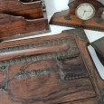 Base de escrivaninha, relógio de mesa, mata-borrão e porta-cartas