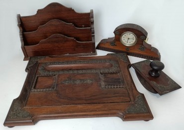 Base de escrivaninha, relógio de mesa, mata-borrão e porta-cartas