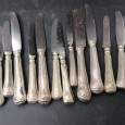 Catorze facas diversas