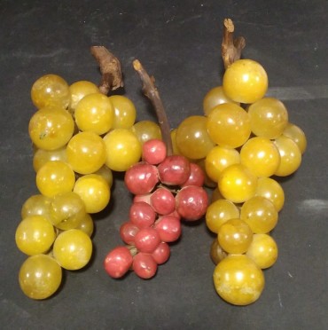 Três cachos de uvas