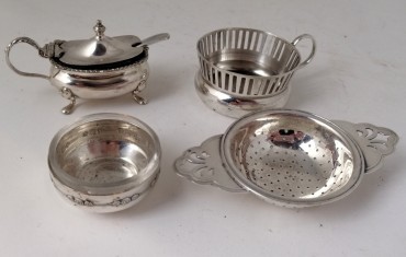 Coador de chá, suporte de copo, saleiro e mostardeira