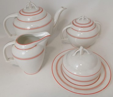 Bule, leiteira, açucareiro e manteigueira 