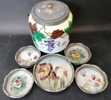 Boleira e cinco salvas de gradinha