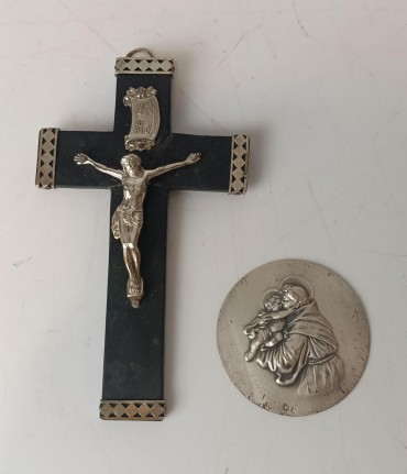 Crucifixo e placa «Santo António»