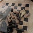 Tabuleiro de xadrez, peças e pote