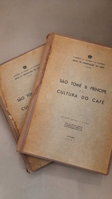 Conjunto de dois grandes livros sobre a Cultura do Café	