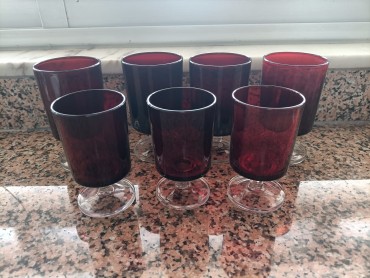 18 copos agua e 23 de vinho