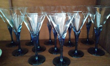 12 copos azuis de dois tamanhos diferentes 