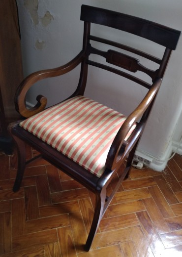 Seis cadeiras e duas de braços 