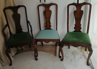 Duas cadeiras e cadeira de braços 