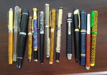 Conjunto diverso de canetas de aparo