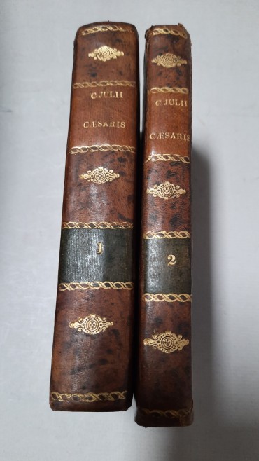 C. Julii Caesaris em dois volumes