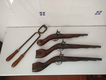 Três pistolas decorativas e utensílios 