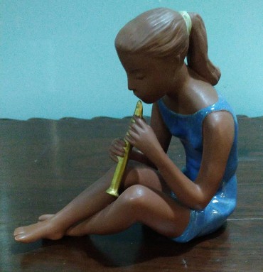 Menina com flauta