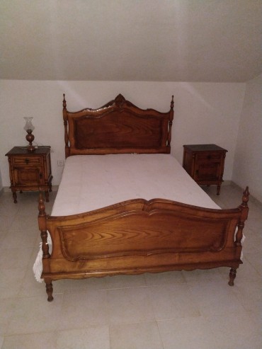 Cama e par de mesas de cabeceira