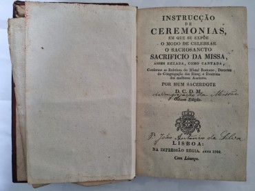 INSTRUCÇÃO DE CEREMONIAS EM QUE SE EXPÕE O MODO DE CELEBRAR O SACROSANTO, SACRIFICIO DA MISSA; ASSIM REZADA, COMO CANTADA