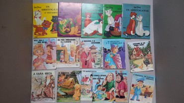 Conjunto de 23 Pequenos Livros Infantis