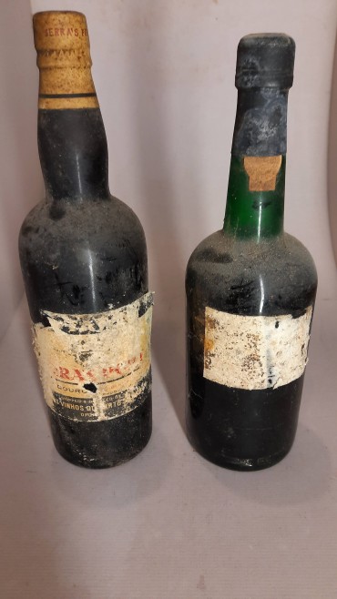Duas (2) Garrafas de Vinho do Porto (Antigas)