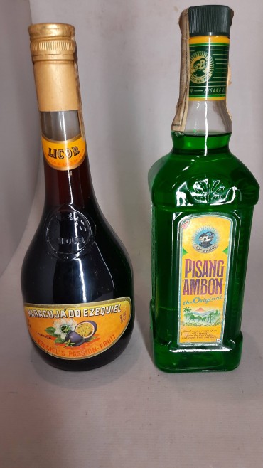 Duas Garrafas de Licor – Pisang Ambon e Maracujá