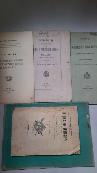 Conjunto de pequenos livros e folhetos sobre marcas, Patentes e Industria