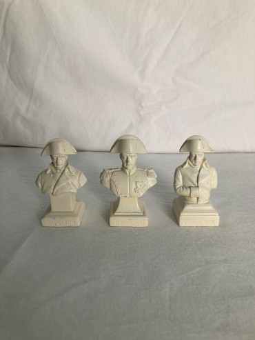 Conjunto de três bustos de Napoleão Bonaparte