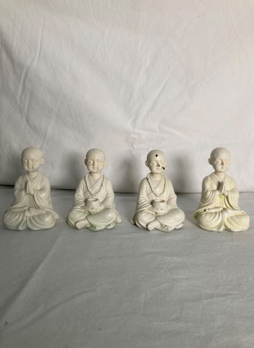 Conjunto de quatro monges budistas