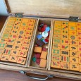 Jogo Mahjong peças em massa mais uma caixa