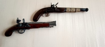Duas pistolas decorativas 