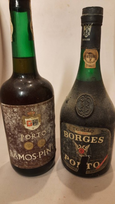 Duas (2) Garrafas de Vinho do Porto Ramos Pinto e Borges
