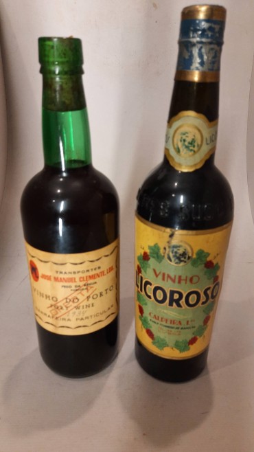 Duas (2) Garrafas uma de Vinho do Porto e uma Vinho Licoroso