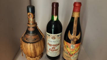 Três (3) Garrafas de Vinho Antigas