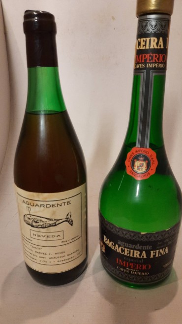 Duas Garrafas de Aguardente e Bagaceira