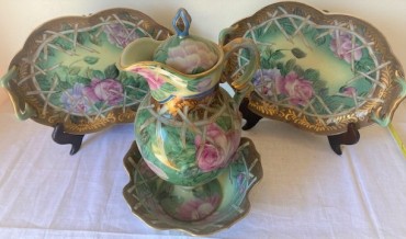 Duas travessas e um jarro em porcelana pintados a mão 