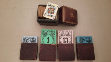 Conjunto de Cartas e Fichas de Jogo