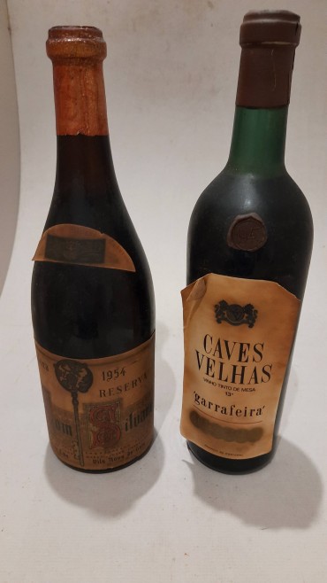 Duas (2) Garrafas de Vinho Antigas