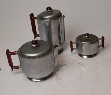 Bule, cafeteira e açucareiro 