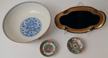 Taça, covilhete e duas taças de molhos 