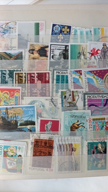 Um classificador com dezenas de selos usados de Portugal com boas taxas, com selos de Macau, Moçambique e alguns estrangeiros