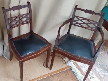 Três cadeiras e duas cadeiras de braços 