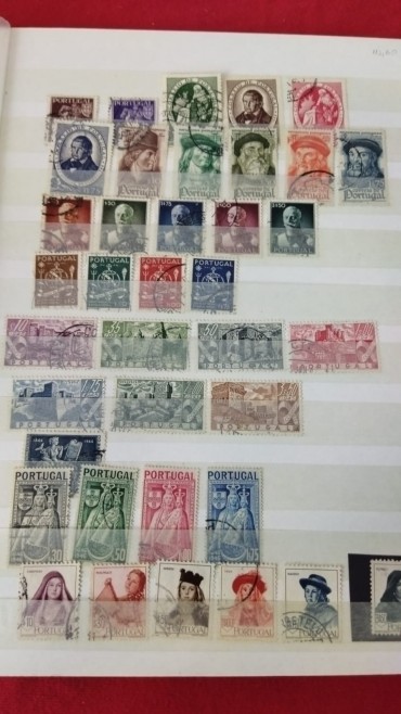 1 classificador com mais 740 selos de Portugal 
