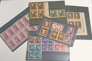 5 carteiras com selos de Portugal em quadro, pares sendo novos e usados