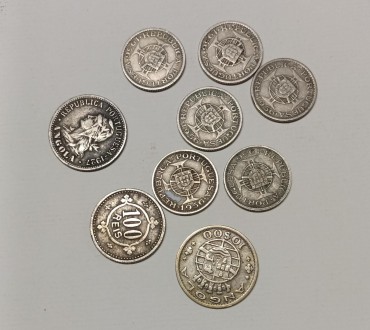 9 moedas sendo de Angola 2.5 de 1956 (6); 10 de 1955 (1); III Magutas 1927 (1), 100 reis 1900 República (1)